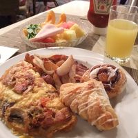 オムレツも美味しいし、フルーツも完熟、納豆も並んでました。