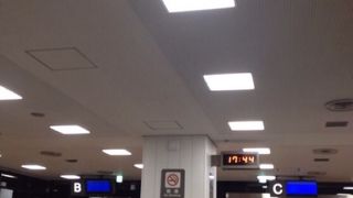 国内線は乗り継ぐ前に買い物＆食事を。