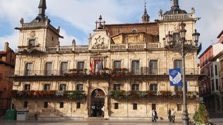 広場の西側には市庁舎があり