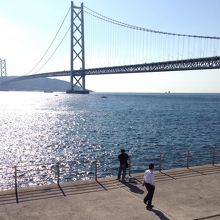 キラキラと輝く海。もっと近くを歩きたくなります。