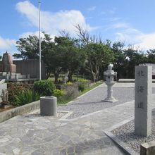 「魂魄の塔」周辺には、各都道府県の慰霊碑が並びます