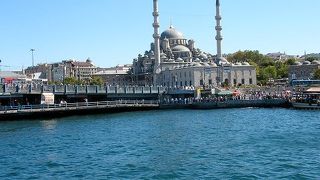 ガラタ橋がかかる