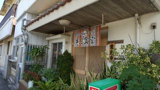 庶民のお店です。初めての八重山そばは、予想より濃い味でした。