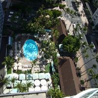 部屋から下のプールを望む