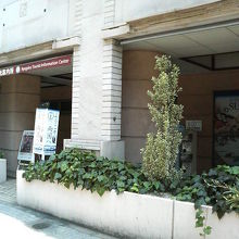 建物の奥で、歩道から見ると見落とすかもしれません。