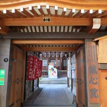 新京極に面した入口。