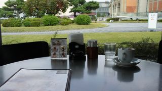 全面がガラス張りで明るいし、正面に見える京都国立博物館の建物や庭園の眺めも文句なし