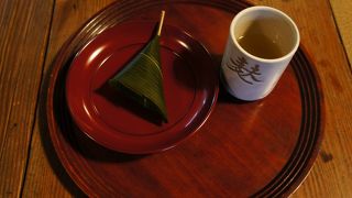 上がり框に腰かけて、麩饅頭をぱくり