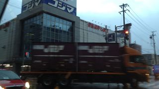 駅近くの電気店