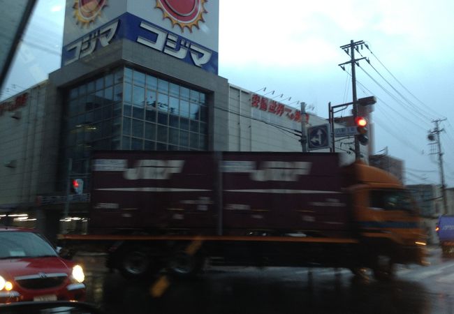 駅近くの電気店