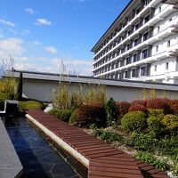 中庭に足湯があります。ここでのんびり・・・