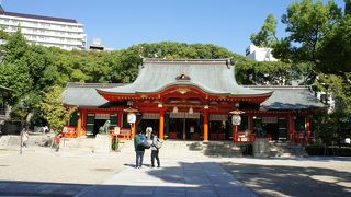 神地神戸（かんべ）が神戸の地名になったとされます