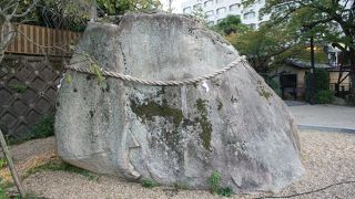 太閤橋のたもと。注連縄で飾られた石