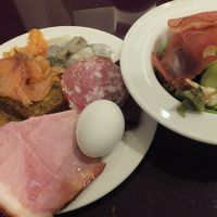 朝食は、北欧らしくサーモンやニシンの酢漬けも。