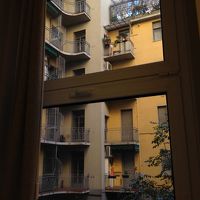 向かいは一般の住宅のようです