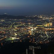 ダントツに有名なのは、何と言っても皿倉山の夜景です。