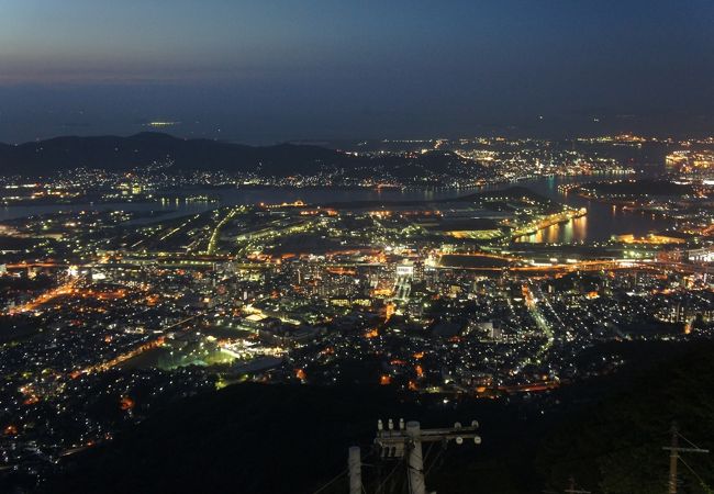 ダントツに有名なのは、何と言っても皿倉山の夜景です。