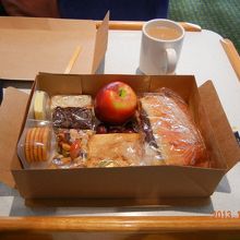 昼食弁当　コーヒーはセルフサービスでした。