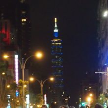 お店の入り口から台北１０１がよく見えます