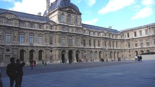 迷子になりそうな大きな美術館