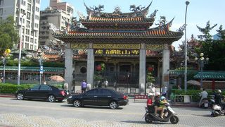 熱心な参拝者でいっぱいです