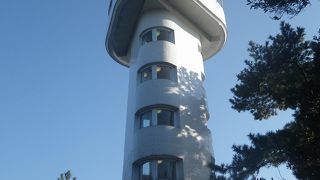 荒々しい断崖のある風光明媚な海岸