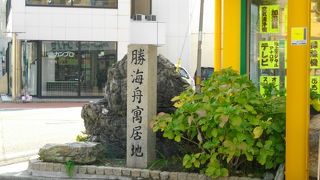 街中に静かにたたずんでいます