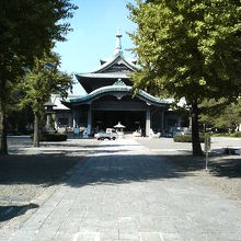 公園の中央に静かに建っています。