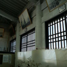 堂内に震災や空襲後の絵画や写真が展示されています。