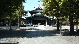 震災や空襲後の惨状の絵画や写真が展示された納骨堂