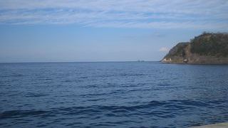 海がきれいで泳いでいる魚が見えます