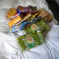 ベッドの上に隣のスーパーで買い込んだお土産。