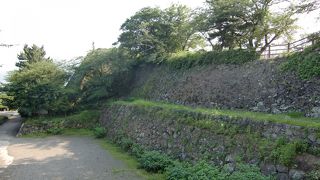 石垣と海岸が美しい城址