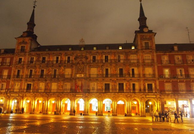 雨上がりのマジョール広場の片隅 マヨール広場 クチコミ・アクセス・営業時間｜マドリード