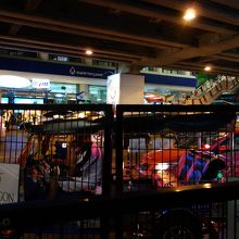 タクシーの列の横で声かけてきます