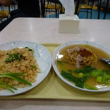 揚げ麺にアンカケスープを掛けた麺料理と、カオパックンです。