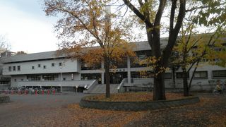 学生食堂や床屋がある