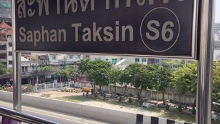 バンコク、サパーンタクシン駅  ホームが一つしかないので、ご注意を！