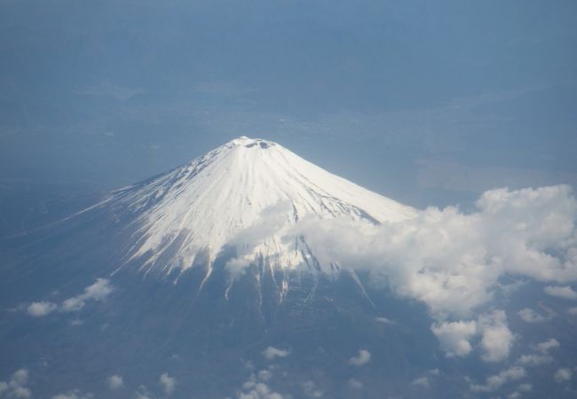 羽田・那覇路線の機内から見た富士山