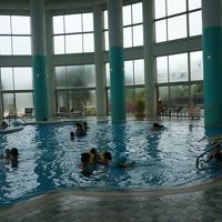 プールは温水で暖かいです。