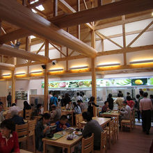 フードコート形式。