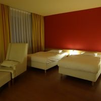 窓のカーテンを開けると、中央駅の時計が真ん前です