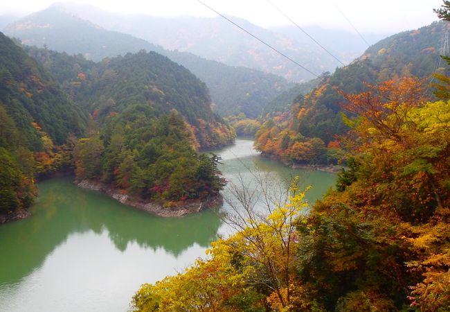 県道沿いから湖面にうつる紅葉が楽しめます（別子ダム）