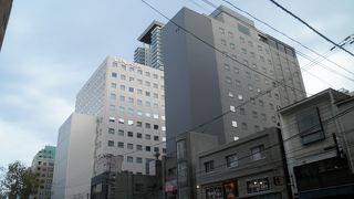 周辺には小さな飲食店がある