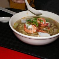 近くのフードコートや市場で各種の食事が楽しめます。