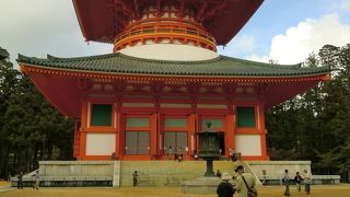 工事中の中門から、天保１４年の火災を免れた西塔まで