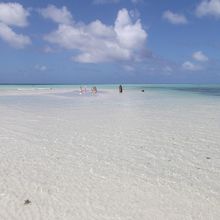 真っ白な遠浅ビーチ