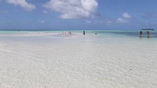 遠浅で真っ白な砂！