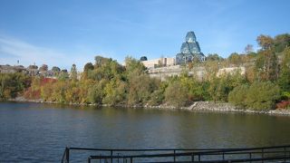 ガラス張りの建物が印象的 ＠National Gallery of Canada