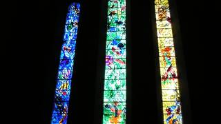 落ち着いた教会。シャガールのステンドグラスもあり